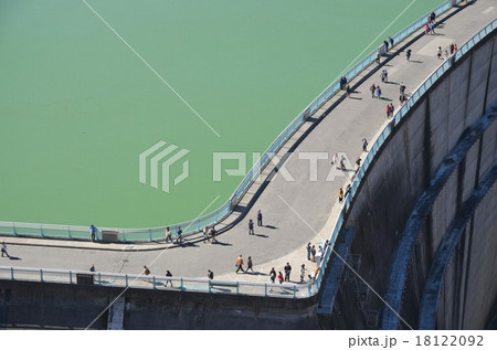 黒部ダムと、堰堤を歩く観光客 黒部ダムと、堰堤を歩く観光客 18122092