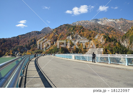 紅葉に包まれた黒部ダム 18122097