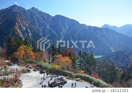 紅葉に包まれた後立山連峰 18122101