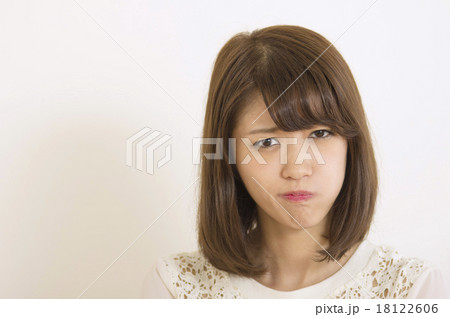 怒り顔の女性 怒り顔の女性 18122606