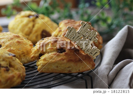 ハロウィンピックをさした手作りのかぼちゃスコーン 18122815