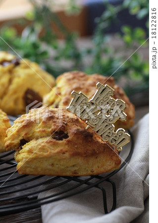 ハロウィンピックをさした手作りのかぼちゃスコーン 18122816