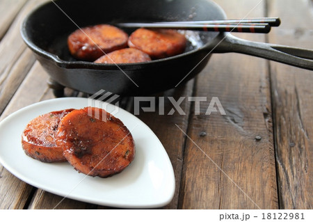スキレットで焼いた砂糖醤油の手作りのかぼちゃ団子 18122981