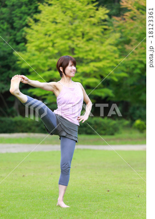 一本足のポーズ 一本足のポーズ 18123361