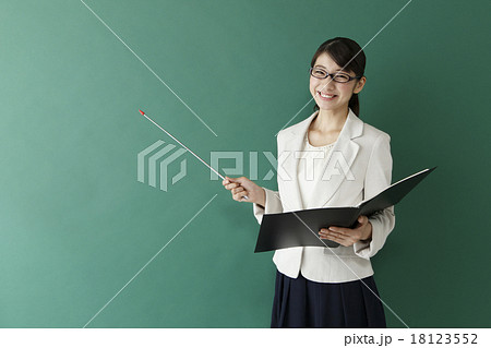 指示棒を持った女性教師 の写真素材 指示棒を持った女性教師 の写真素材