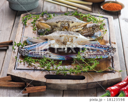 raw crabs with spices for cooking preparation 18123598