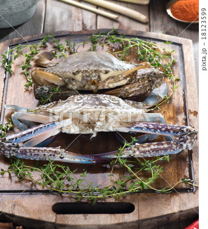 raw crabs with spices for cooking preparation 18123599