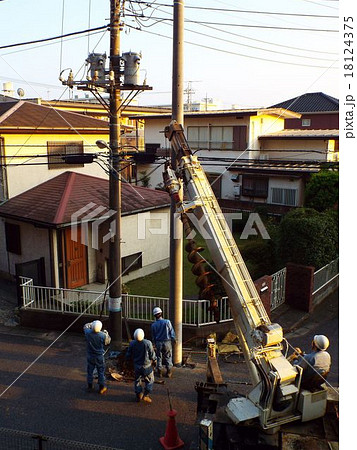 老朽化した電柱を取り替えます 老朽化した電柱を取り替えます 18124375