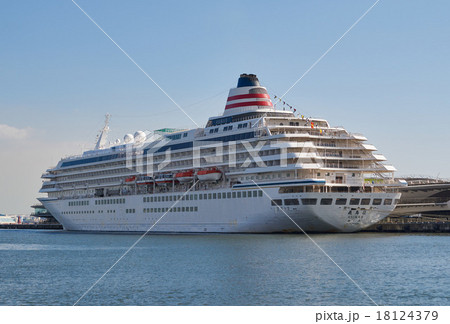 横浜港大桟橋に接岸した飛鳥Ⅱ、船尾から見た全形 18124379