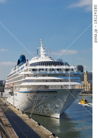 横浜港大桟橋に接岸した飛鳥Ⅱ、船首から見た全形、背景はクイーンの塔 横浜港大桟橋に接岸した飛鳥Ⅱ、船首から見た全形、背景はクイーンの塔 18124380