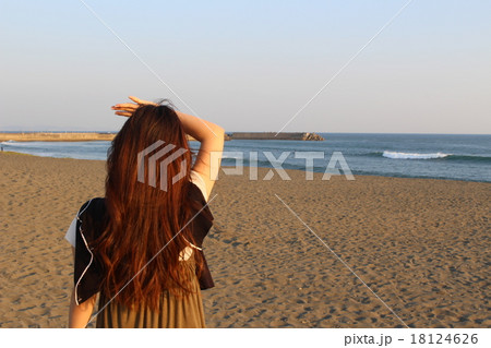 海を眺める女性の写真素材 [18124626] - PIXTA