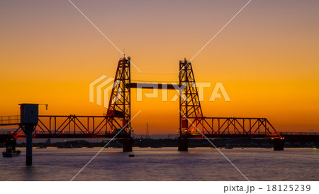 夕焼け昇開橋 18125239