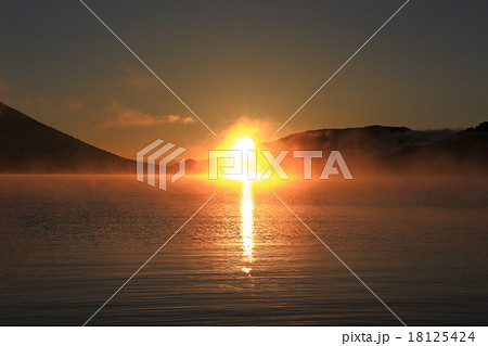 中禅寺湖千手ヶ浜の夜明け 18125424