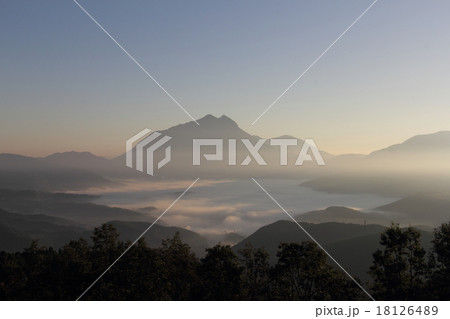 湯布院の朝霧 18126489