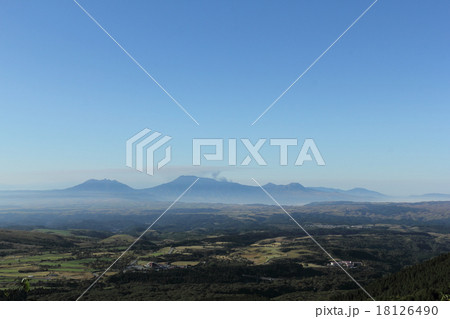 秋の瀬の本高原と阿蘇 18126490