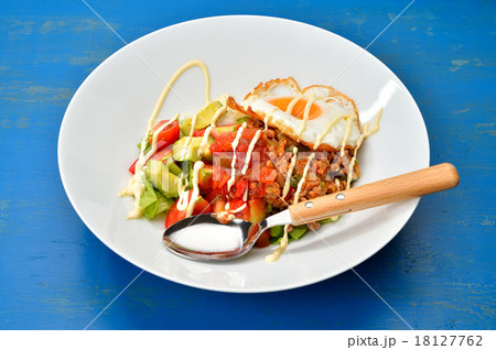 タコライス（ぱぱ〜んアレンジ）。注意）スプーンにレタッチ痕が残ります。 18127762