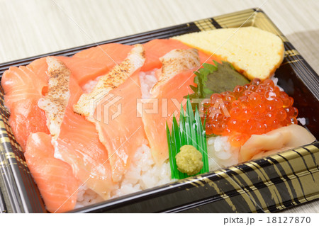 おいしいサーモンちらし おいしいサーモンちらし 18127870