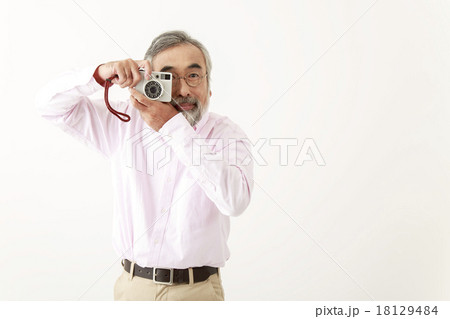 カメラを構えるシニア男性 18129484