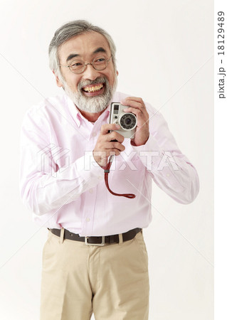 カメラを構えるシニア男性 18129489
