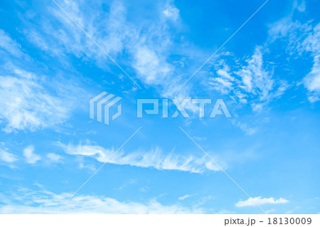 積雲　雲片　青い空　巻雲　巻積雲　白い雲　すじ雲　秋の空　背景用素材　クラウド　青空　合成用背景 18130009