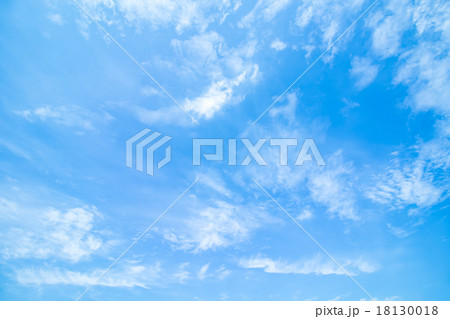 積雲　雲片　青い空　巻雲　巻積雲　白い雲　すじ雲　秋の空　背景用素材　クラウド　青空　合成用背景 18130018