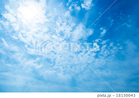 積雲　雲片　青い空　巻雲　巻積雲　白い雲　すじ雲　秋の空　背景用素材　クラウド　青空　合成用背景 18130043