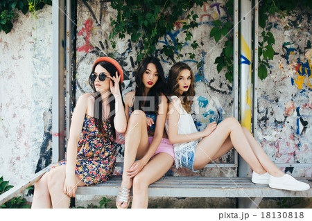 Three beautiful young girls Three beautiful young girls 18130818