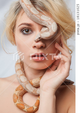 Beautiful girl and the snake Boa constrictors Beautiful girl and the snake Boa constrictors 18131025
