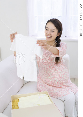 ベビー服を眺める女性 18133172
