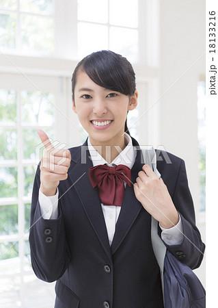 親指を立てる女子高生の写真素材
