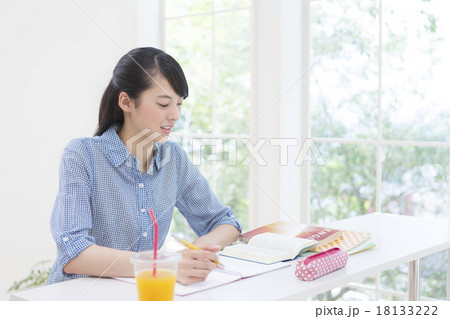 勉強する女性 18133222