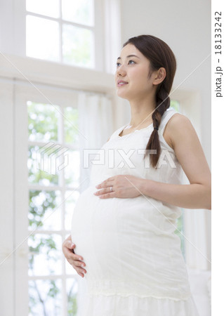 お腹に手をあてる妊婦 18133242