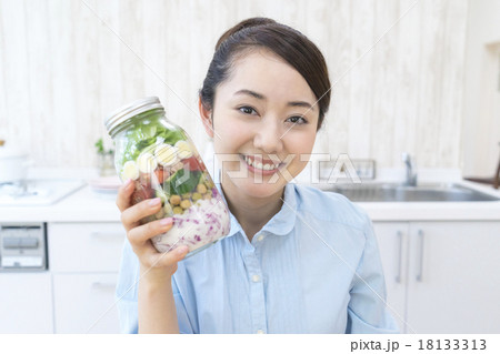 ジャーサラダを持つ女性 18133313