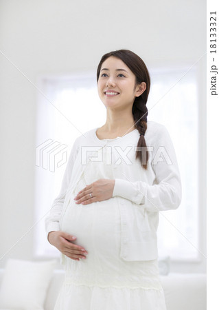お腹に手をあてる妊婦 18133321