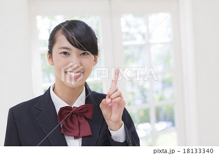 指さす女子高生 18133340