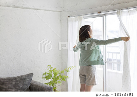 カーテンを開ける若者女性 カーテンを開ける若者女性 18133391