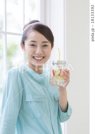 飲み物を持つ女性の写真素材