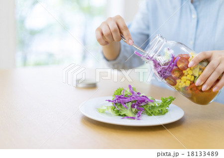 ジャーサラダを持つ女性 18133489