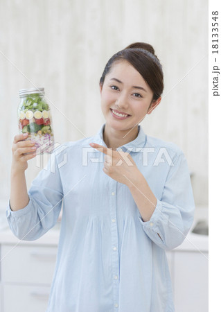 ジャーサラダを持つ女性 18133548