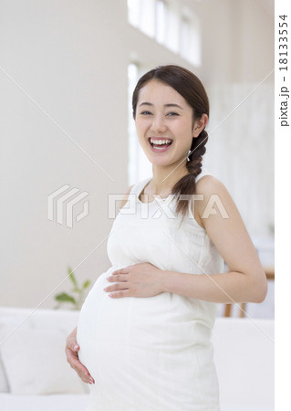 お腹に手をあてる妊婦 18133554