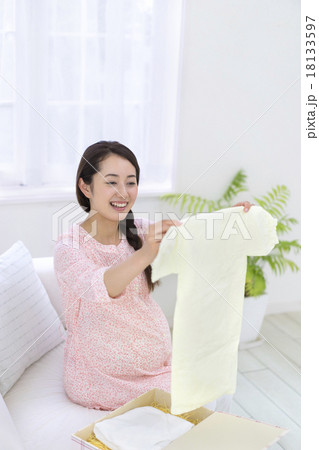 ベビー服を眺める女性 ベビー服を眺める女性 18133597