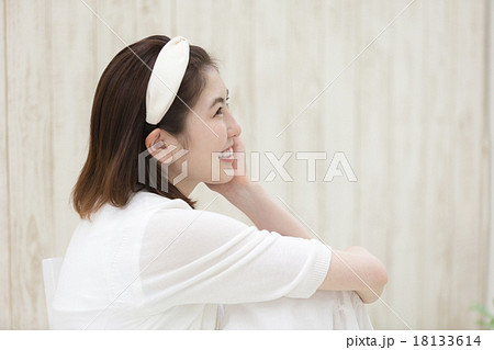 笑顔の若者女性 18133614