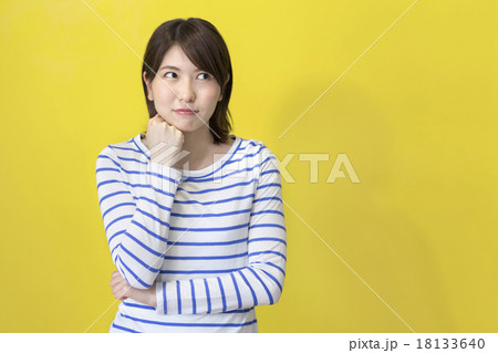 考える若者女性 考える若者女性 18133640