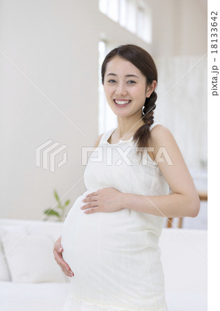 お腹に手をあてる妊婦 18133642