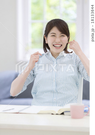 笑顔の若者女性 18133644