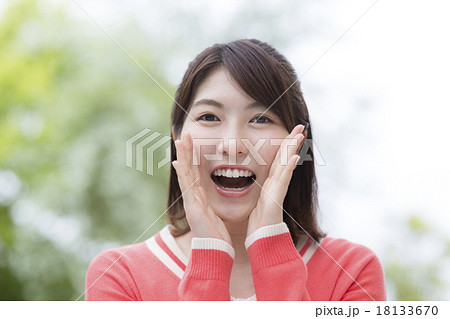 声を出す若者女性 声を出す若者女性 18133670