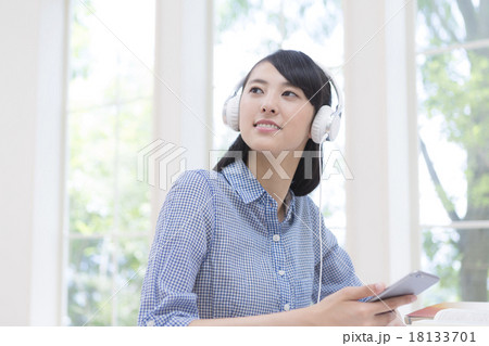 ヘッドホンをした女性 18133701