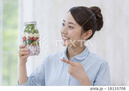 ジャーサラダを持つ女性 ジャーサラダを持つ女性 18133706