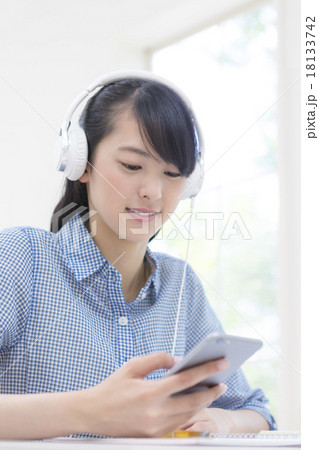 ヘッドホンをした女性 18133742