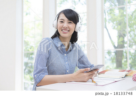 ヘッドホンをした女性 18133748